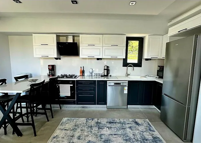 Turuncta Ozel Havuzlu Luks Marin 1