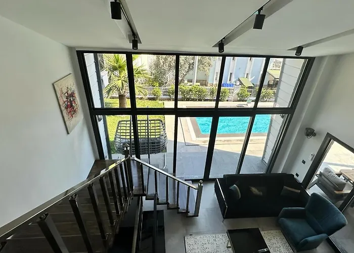 Turuncta Ozel Havuzlu Luks Marin 1